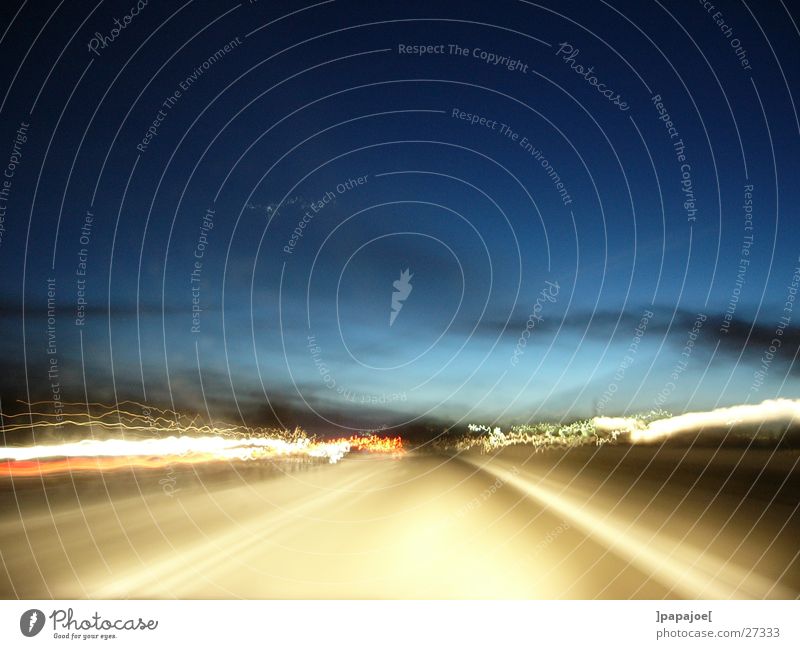 autobahn Geschwindigkeit Dämmerung Langzeitbelichtung Licht Asphalt Verkehr Abenddämmerung