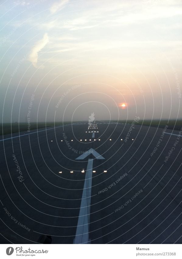 Freigegeben für den Start Erde Luft Himmel Wolken Horizont Sonne Sonnenaufgang Sonnenuntergang Sonnenlicht Nebel Flughafen Luftverkehr Flugzeug Flugplatz