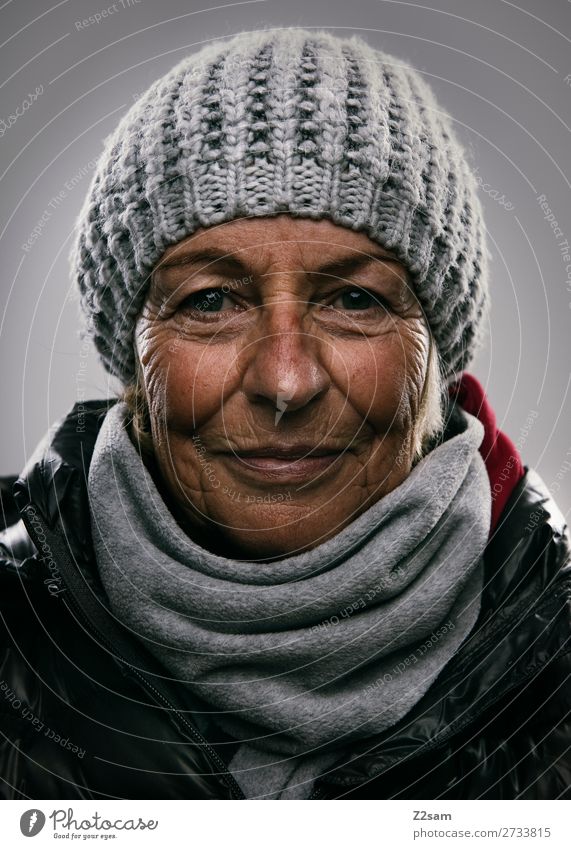 Portrait einer Dame im Winteroutfit Lifestyle elegant Weiblicher Senior Frau 60 und älter Mode Jacke Schal Mütze Lächeln lachen alt Freundlichkeit natürlich