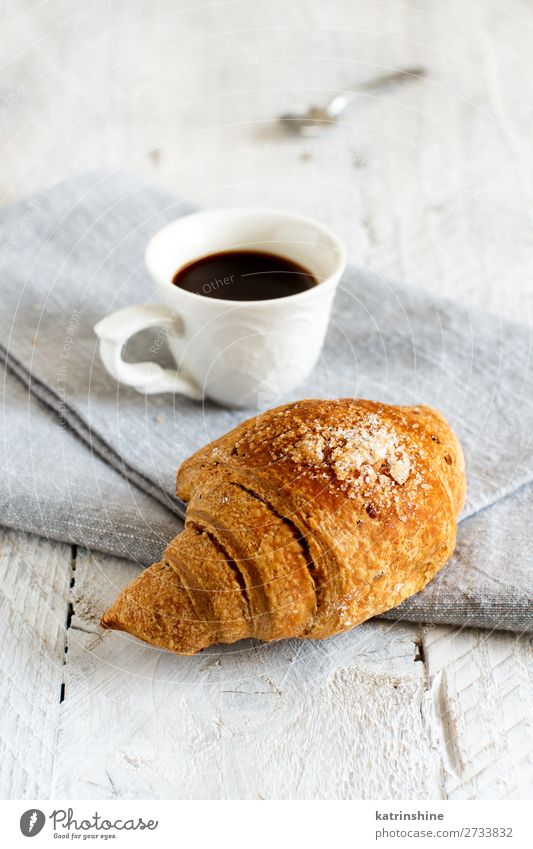 Frühstück mit Kaffee und Croissant Brot Dessert Getränk Espresso Löffel Tisch frisch lecker braun weiß Tradition Hintergrund Bäckerei Koffein Kochen Tasse