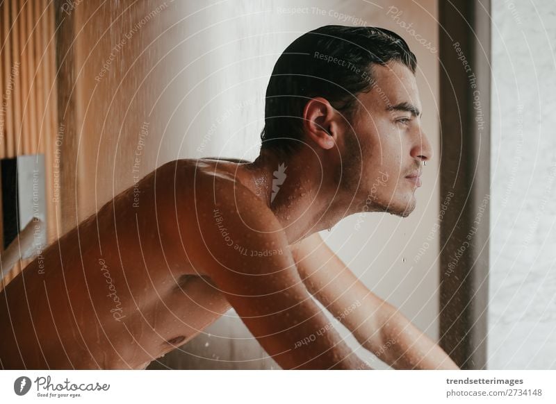 Sexy Mann im Badezimmer Körper Gesicht Erwachsene Vollbart Erotik nackt nass weiß Dusche jung gutaussehend Wasser attraktiv Beautyfotografie eine ohne Hemd