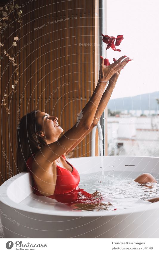 Frau in einer modernen Badewanne Lifestyle Reichtum schön Körper Haut Wellness Erholung Spa Erwachsene Blume genießen Sauberkeit jung Mädchen Kübel Pflege Hotel