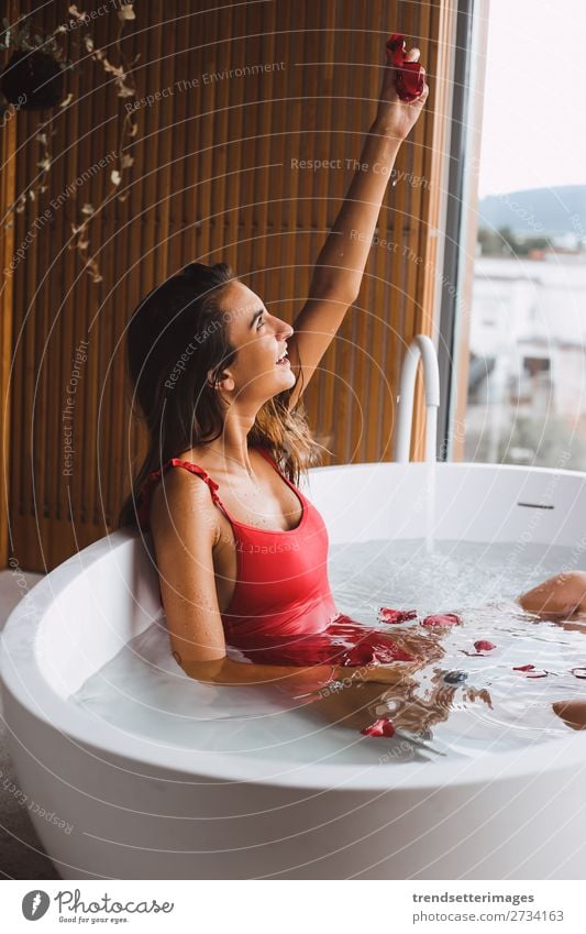 Frau in einer modernen Badewanne Lifestyle Reichtum schön Körper Haut Wellness Erholung Spa Erwachsene Blume genießen Sauberkeit jung Mädchen Kübel Pflege Hotel