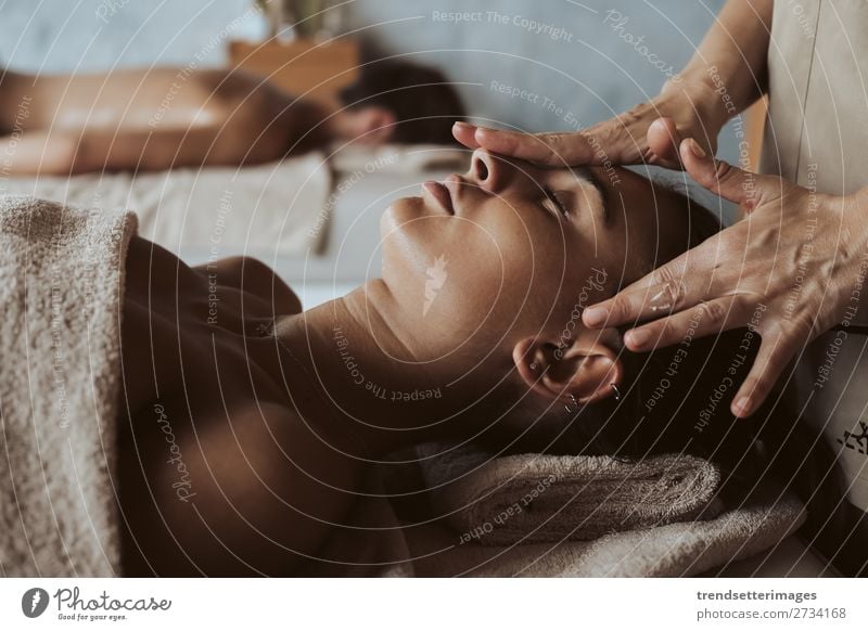 Frau bei einer Gesichtsmassage Reichtum schön Körper Haut Gesundheitswesen Behandlung Wellness Erholung Spa Massage Erwachsene Hand natürlich weiß