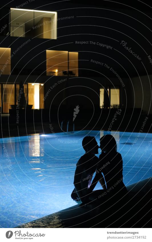 Romantisches Paar, das sich nachts am Pool küsst. Freude Glück schön Schwimmbad Ferien & Urlaub & Reisen Sommer Frau Erwachsene Mann Küssen Liebe dunkel blau