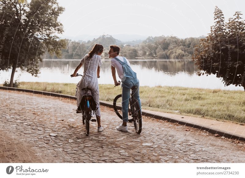 Romantisches Paar auf Fahrrädern Lifestyle Freude Glück schön Freizeit & Hobby Frau Erwachsene Mann Familie & Verwandtschaft Natur Landschaft Herbst Straße