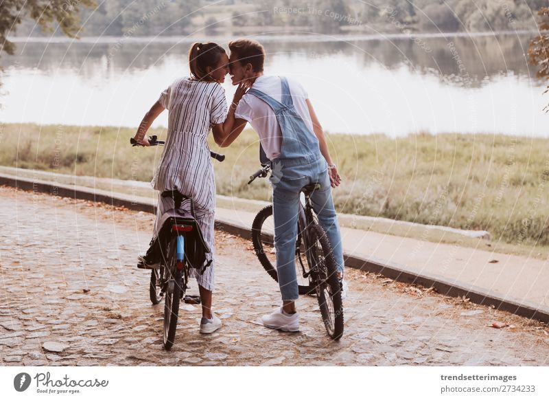 Romantisches Paar auf Fahrrädern Lifestyle Freude Glück schön Freizeit & Hobby Frau Erwachsene Mann Familie & Verwandtschaft Natur Landschaft Herbst Straße