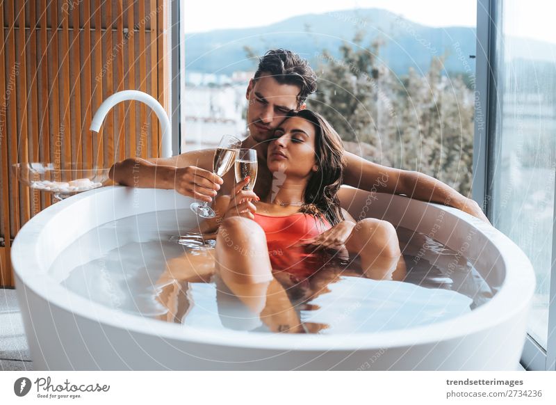 Paar genießt ein Bad mit Champagner Alkohol Lifestyle Reichtum Glück schön Wellness Erholung Spa Freizeit & Hobby Ferien & Urlaub & Reisen Frau Erwachsene Mann