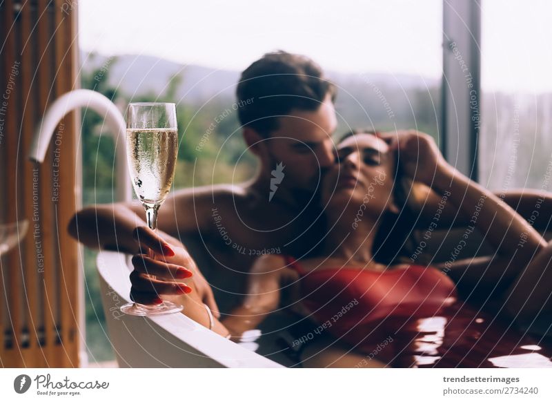 Paar genießt ein Bad mit Champagner Alkohol Lifestyle Reichtum Glück schön Wellness Erholung Spa Freizeit & Hobby Ferien & Urlaub & Reisen Frau Erwachsene Mann