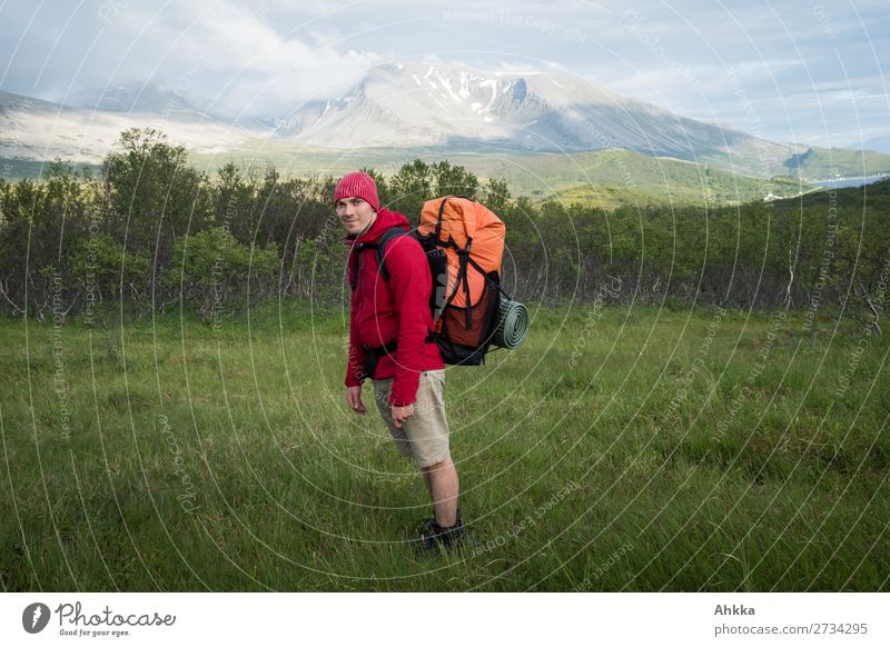 Junger Mann mit Wanderrucksack in nordischer Insellandschaft Ferien & Urlaub & Reisen Berge u. Gebirge wandern Mensch Jugendliche Norwegen Rucksackurlaub wild