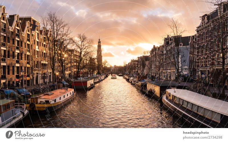 Klassischer Ansicht eines Kanals in der Innenstadt von Amsterdam Ferien & Urlaub & Reisen Tourismus Ausflug Sightseeing Sturm Niederlande Hauptstadt