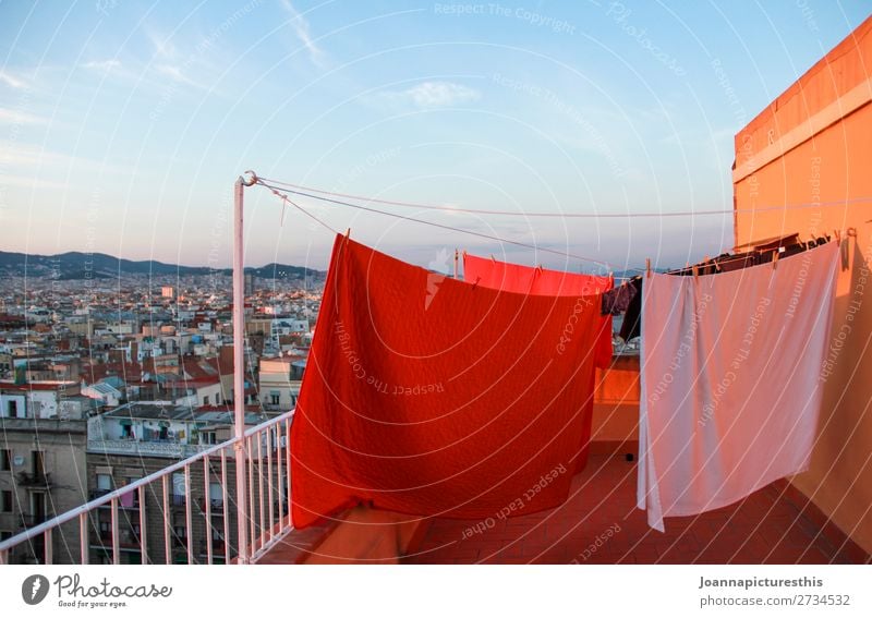 Wäsche Häusliches Leben Terrasse Balkon Bettwäsche Himmel Horizont Barcelona Stadt Hauptstadt bevölkert Haus Dach hoch trocken fleißig Ordnungsliebe