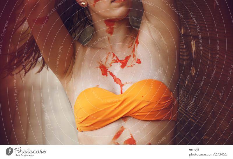 Hup Holland feminin Junge Frau Jugendliche 1 Mensch 18-30 Jahre Erwachsene Bikini orange Brust Körpermalerei Tanzen Farbfoto Außenaufnahme Tag Oberkörper