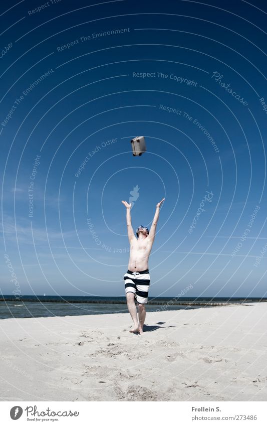 Particula Day | Ein Clown zum Frühstück Freiheit Sommer Strand maskulin Mann Erwachsene 1 Mensch 30-45 Jahre Badehose Koffer Sand werfen frei lustig blau türkis
