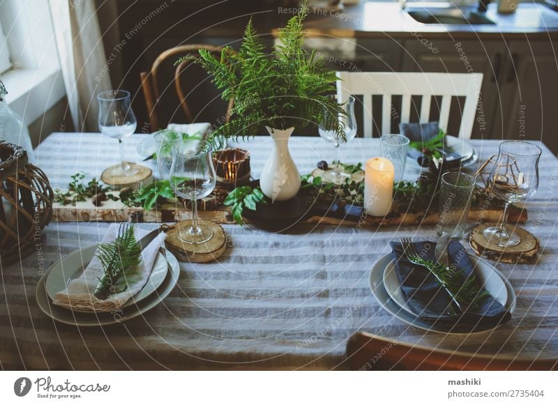 gemütliches Familienabendessen im rustikalen Stil. Abendessen Teller Besteck Design Sommer Garten Dekoration & Verzierung Tisch Feste & Feiern Hochzeit Natur