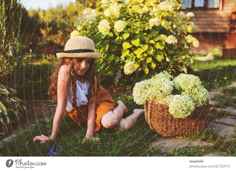 fröhlich romantisches Kind Mädchen spielt und pflückt Blumen Lifestyle Freude harmonisch Freizeit & Hobby Sommer Garten Gartenarbeit Umwelt Natur Landschaft