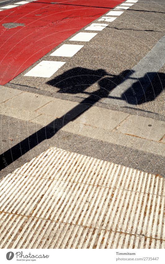 Das hat alles einen Sinn! Verkehr Verkehrswege Straße Schilder & Markierungen Verkehrszeichen Linie grau rot weiß Gefühle Irritation Schatten Bordsteinkante
