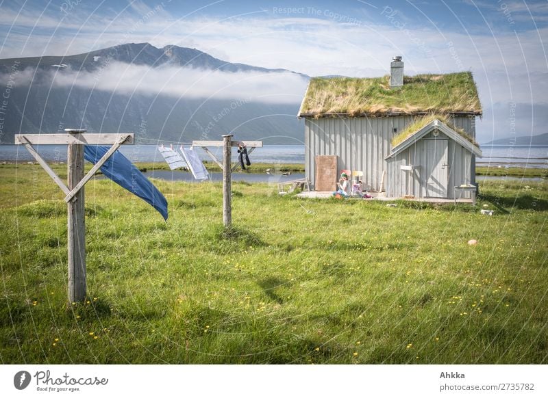 Alte Fischerhütte in Norwegen 1 Mensch Natur Wolken Gras Berge u. Gebirge Küste Fjord Traumhaus Hütte Wäscheleine fantastisch frisch schön wild blau grün Glück