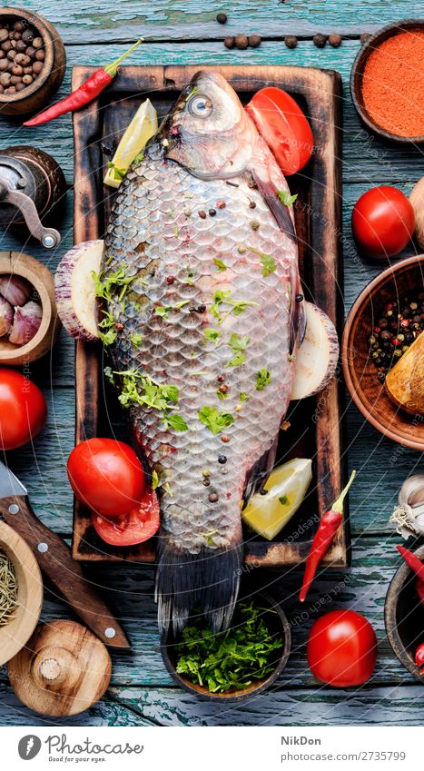 Frischer roher Fisch und Gewürze Karpfen Meeresfrüchte Lebensmittel frisch Mahlzeit Bestandteil Gesundheit Schneidebrett Essen zubereiten Paprika Tomate Gemüse