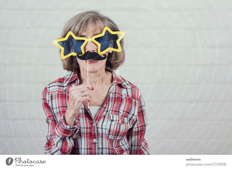 lustige Großmutter mit Sonnenbrille und Schnurrbart auf Backstein Hintergrund Lifestyle Erholung Feste & Feiern Karneval Ruhestand Mensch feminin