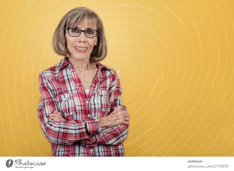 Porträt einer lächelnden alten Frau mit Brille auf gelbem Hintergrund Lifestyle Freude Erholung Ruhestand Mensch feminin Weiblicher Senior Großmutter 1