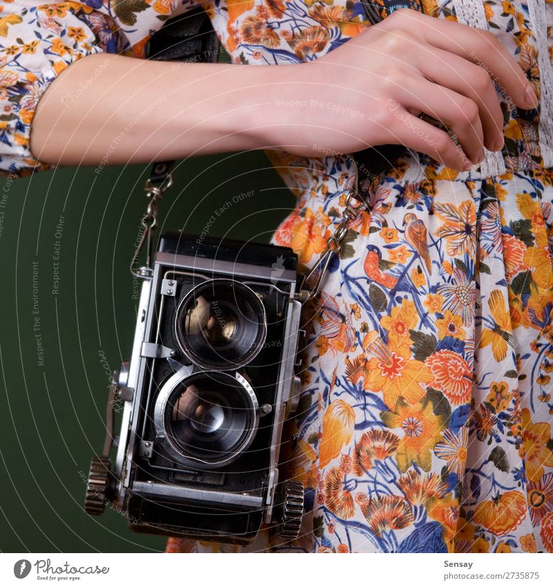 Oldtimer-Kamera Stil schön Fotokamera Mensch Frau Erwachsene Hand Mode alt retro grün weiß Farbe altehrwürdig Fotografie Halt Linse Mädchen Fotografieren 1960s
