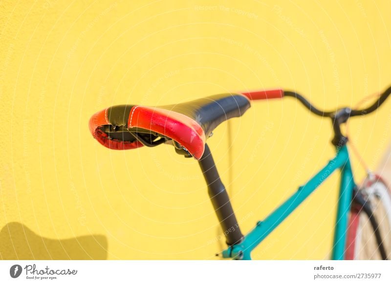 Ein City-Fahrrad mit festem Gang an der gelben Wand Stil Arbeit & Erwerbstätigkeit Industrie Technik & Technologie Kultur Stadt Verkehr Straße Rost alt