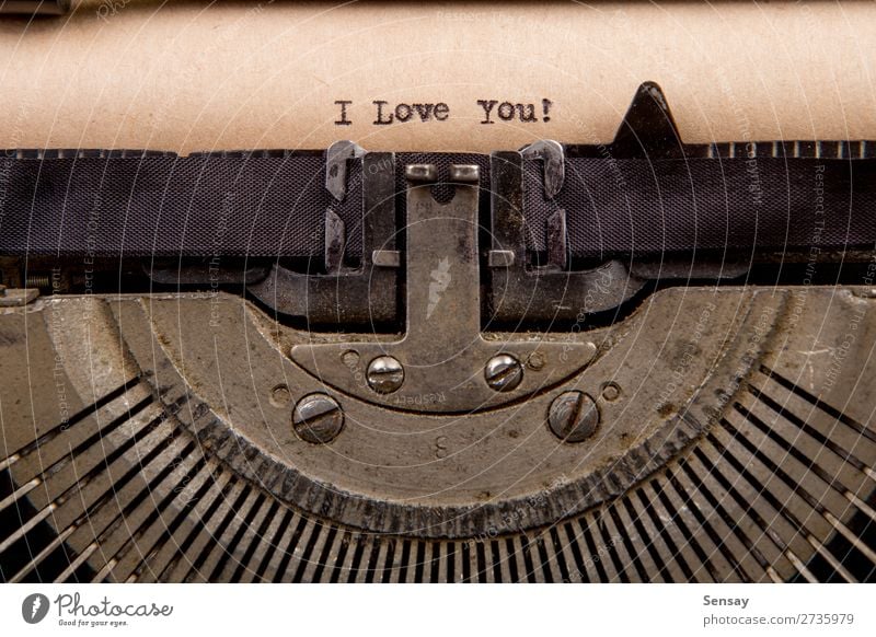 getippte Wörter auf einer Vintage-Schreibmaschine Buch Papier alt Liebe schreiben retro schwarz weiß Nostalgie Etage altehrwürdig Text Schriftsteller vergangen