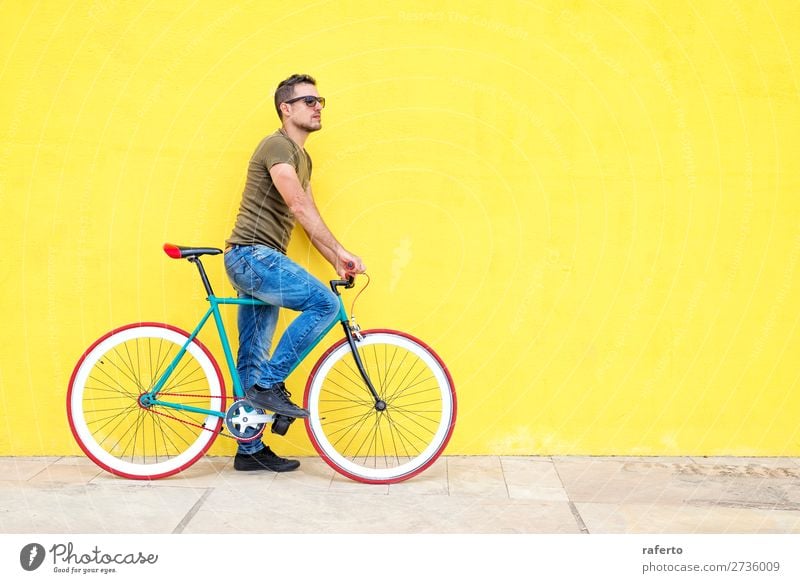 Seitenansicht eines jungen Hipster-Mannes mit festem Fahrrad Mensch maskulin Junger Mann Jugendliche Erwachsene 1 18-30 Jahre 30-45 Jahre Bekleidung T-Shirt