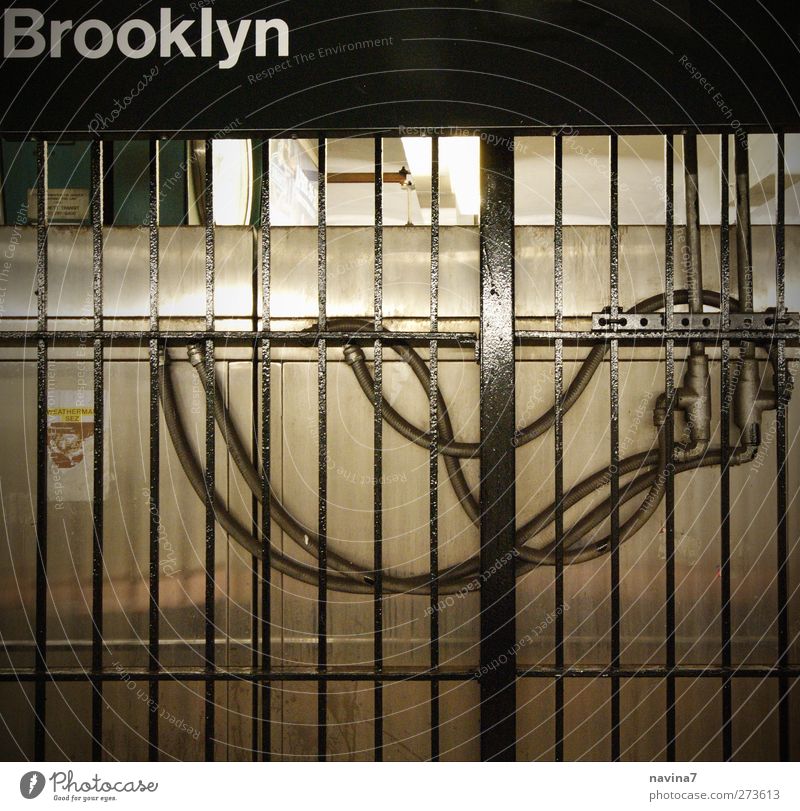 Brooklyn Menschenleer Mauer Wand U-Bahn Gitter Metall schwarz Schlauch Gedeckte Farben Innenaufnahme Textfreiraum oben Kunstlicht Kontrast