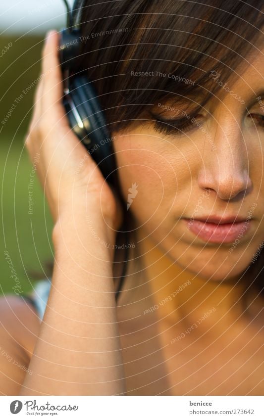 Sound Frau Mensch Musik Kopfhörer genießen dunkelhaarig Außenaufnahme Porträt Nahaufnahme festhalten hören Europäer Junge Frau Traurigkeit ernst Sommer