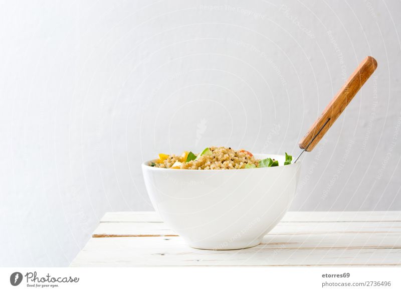 Quinoa-Schale mit Tomaten, Zucchini und Limette Vegane Ernährung Gemüse Spinat Schalen & Schüsseln Gesunde Ernährung Diät Haufen Getreide Landwirtschaft