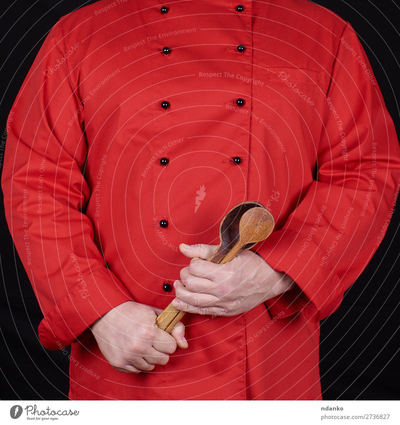 Koch in roter Uniform mit alten Holzlöffeln Löffel Küche Restaurant Beruf Mensch Mann Erwachsene Hand stehen schwarz Kaukasier Küchenchef zerkleinernd
