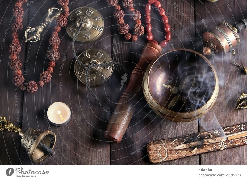 Tibetische religiöse Objekte für die Meditation Behandlung Alternativmedizin Medikament harmonisch Erholung Tisch Werkzeug Kerze Stein Holz Metall alt oben