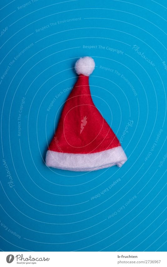 Weihnachtsmütze auf blauem Hintergrund Feste & Feiern Weihnachten & Advent Mütze Papier Dekoration & Verzierung gebrauchen liegen verrückt rot Weihnachtsmann