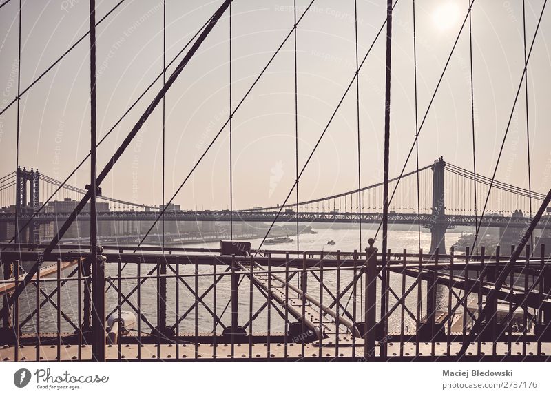 Manhattan Bridge von der Brooklyn Bridge, NYC. Ferne Sightseeing Städtereise Sonne Brücke Gebäude Architektur Sehenswürdigkeit Wahrzeichen retro Gelassenheit