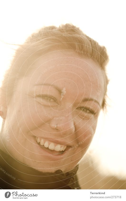 Hiddensee | . Frau lachen Lächeln stark Charakter Mensch Zähne Mund Piercing Jacke Kragen Sonne Gegenlicht Haare & Frisuren wunderschön.