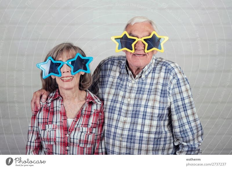 lustige Großeltern mit großer Sternbrille auf Backsteinhintergrund Lifestyle Freude Freizeit & Hobby Feste & Feiern Karneval Ruhestand Mensch Weiblicher Senior