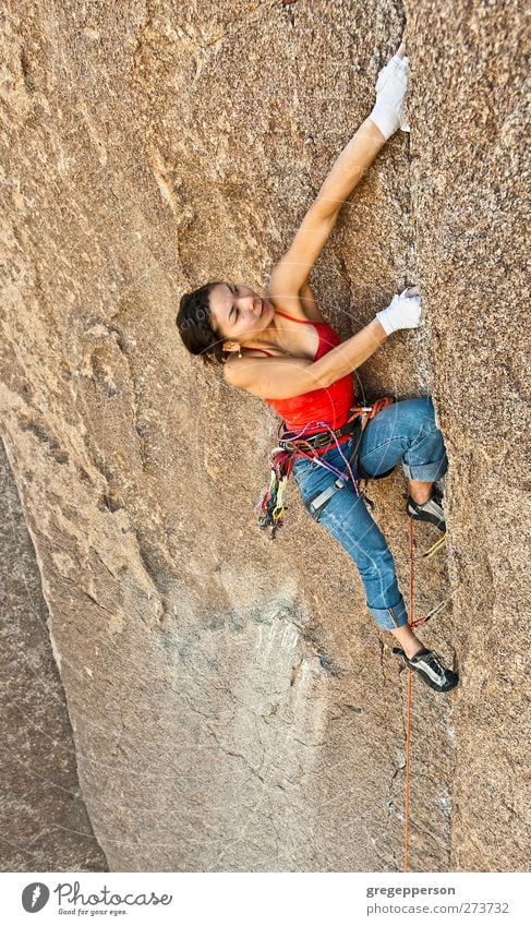 Weibliche Klettererin. Leben Abenteuer Klettern Bergsteigen Erfolg Seil feminin Frau Erwachsene 1 Mensch 18-30 Jahre Jugendliche selbstbewußt Kraft