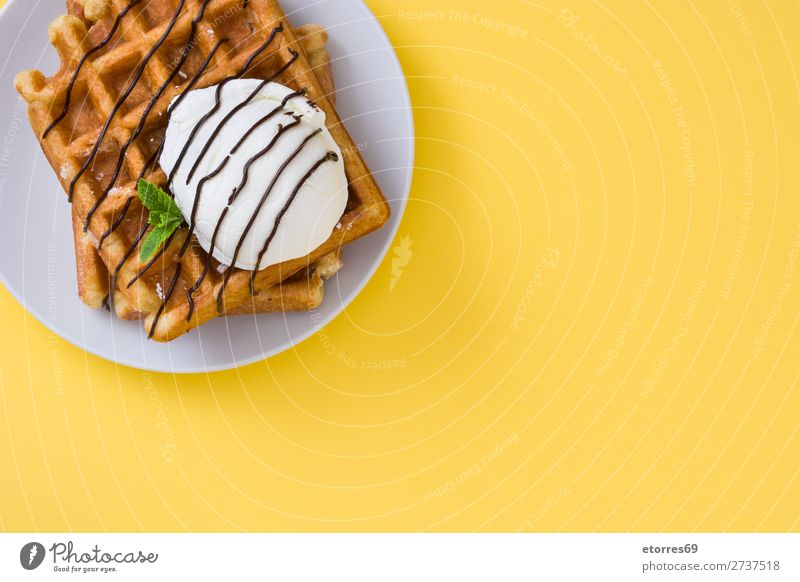 Frühstück belgisch mit Waffeln mit Eis Dessert Speiseeis Belgier Belgien weiß gelb süß Bonbon Lebensmittel Gesunde Ernährung Foodfotografie Hintergrund neutral