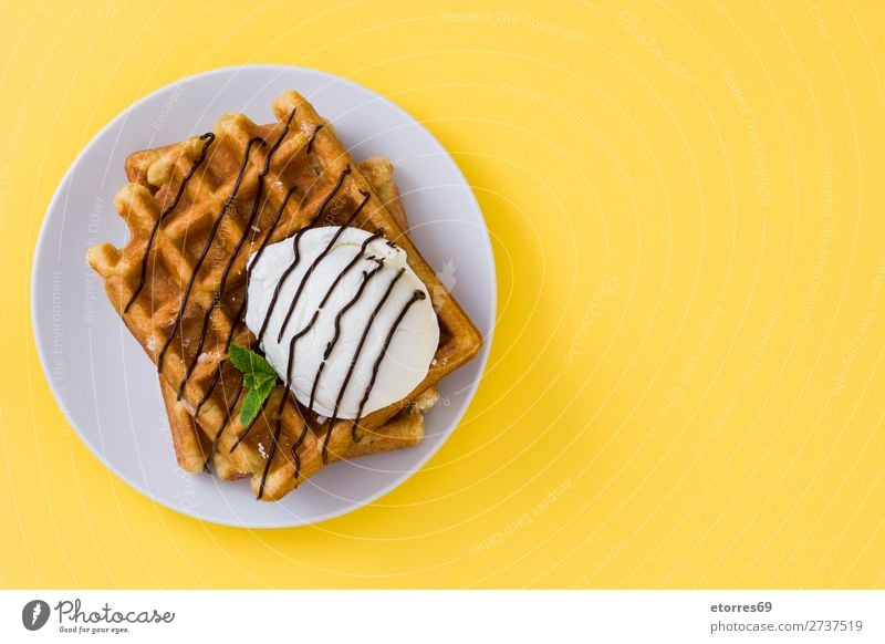 Frühstück belgisch mit Waffeln mit Eis Dessert Speiseeis Belgier Belgien weiß gelb süß Lebensmittel Gesunde Ernährung Foodfotografie Hintergrund neutral Minze