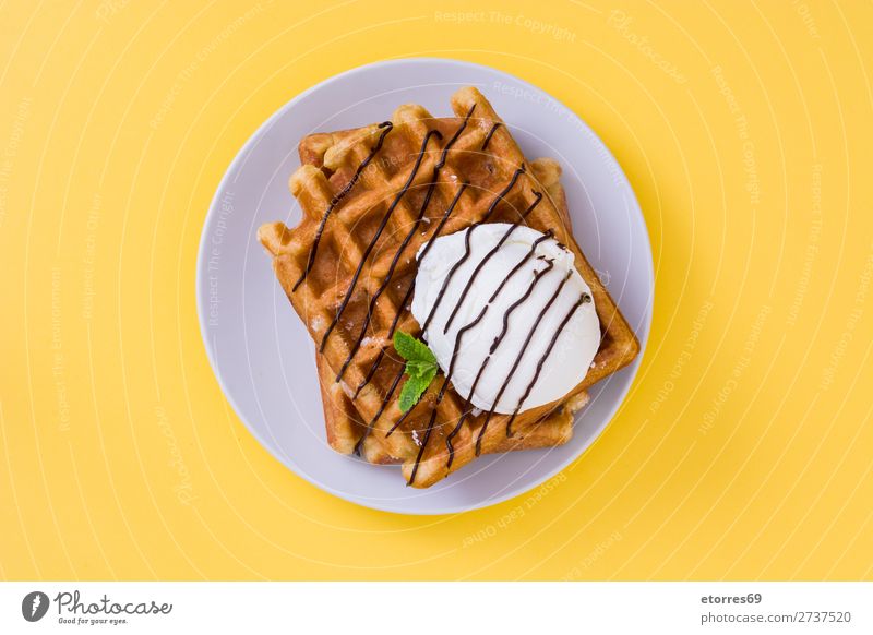 Frühstück belgisch mit Waffeln mit Eis Dessert Speiseeis Belgier Belgien weiß gelb süß Lebensmittel Gesunde Ernährung Foodfotografie Hintergrund neutral Minze