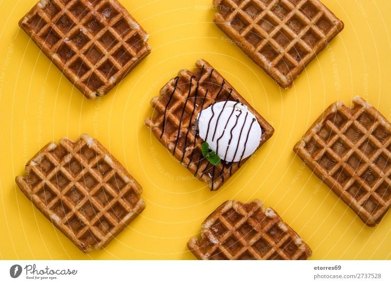 Frühstück belgisch mit Waffeln mit Eismuster Dessert Speiseeis Belgier Belgien weiß gelb süß Lebensmittel Gesunde Ernährung Foodfotografie Hintergrund neutral