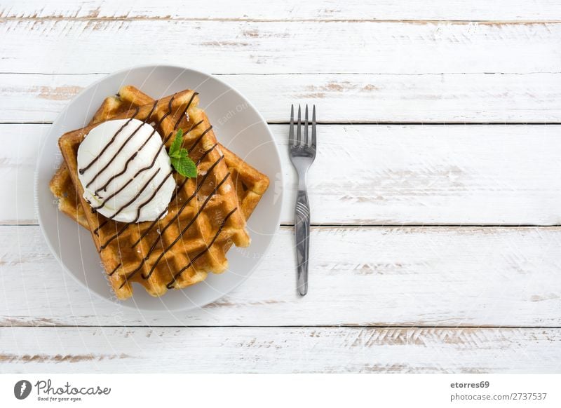 Belgisches Frühstück mit Waffeln mit Eis auf weißem Holztisch Dessert Speiseeis Belgier Belgien gelb süß Bonbon Lebensmittel Gesunde Ernährung Foodfotografie
