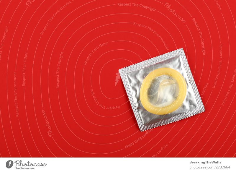 Nahaufnahme eines Kondompaketes über rotem Hintergrund Gesundheit Gesundheitswesen Medikament oben Sauberkeit Schutz Verantwortung Vorsicht Kontakt Kontrolle