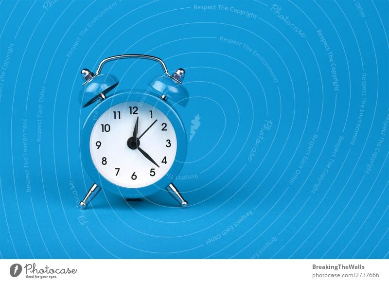 Nahaufnahme eines blauen Weckers auf blauem Hintergrund Uhr Metall alt schlafen retro weiß Farbe Tradition zwei Zeitpunkt Entwurf Zeichen Ermahnung Warnung