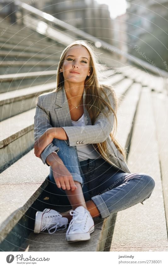 Schöne junge blonde Frau, die auf einer städtischen Treppe sitzt. Lifestyle Stil schön Haare & Frisuren Mensch feminin Junge Frau Jugendliche Erwachsene 1