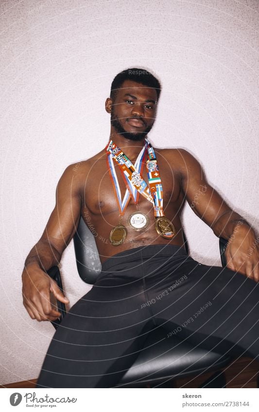 Afrikanischer Athlet mit Medaillen auf der Brust Lifestyle Freizeit & Hobby Sport Fitness Sport-Training Leichtathletik Sportler Preisverleihung Erfolg
