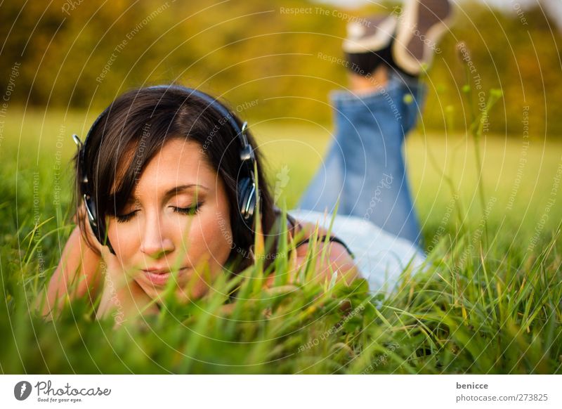 Grastöne Frau Mensch Musik Sommer Frühling Wiese liegen hören Kopfhörer MP3-Player CD Player Walkman Freude Auge geschlossen frei Einsamkeit einzeln Tag Sonne