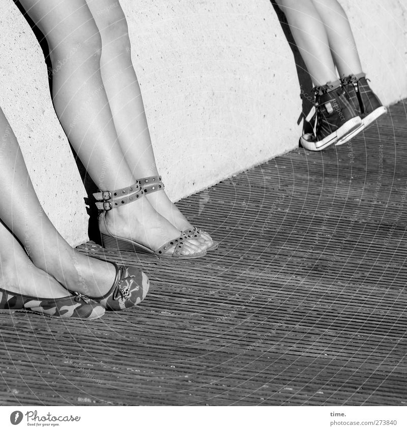 Sunny Afternoon Mensch Beine Fuß 3 Sommer Schönes Wetter Mode Schuhe Sandale Stein Holz stehen lang nackt sportlich weich Partnerschaft Erholung erleben